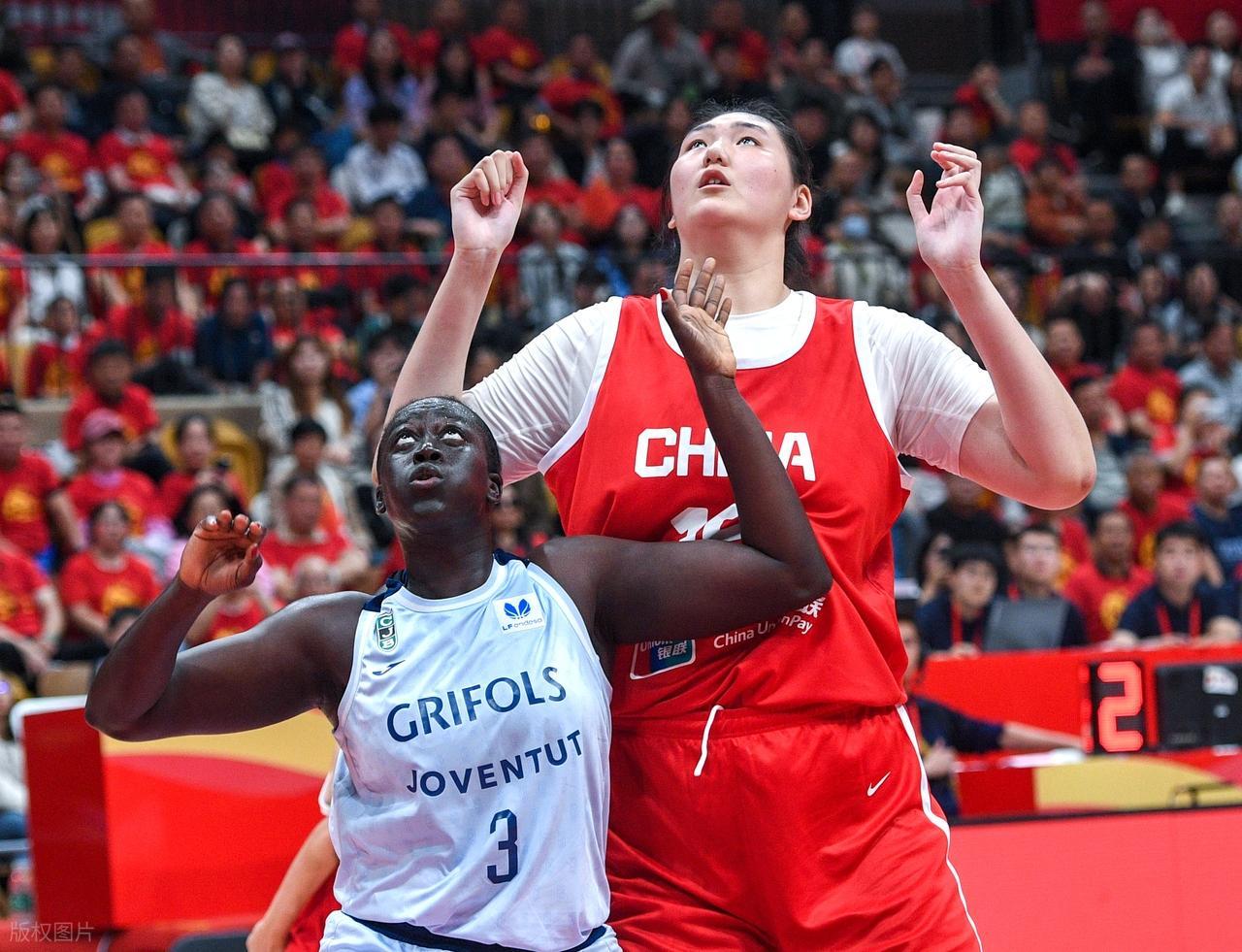 世界杯下载中心入口-29岁！没组织没进攻，上场就是4打5，球迷：她怎么进的中国女篮？